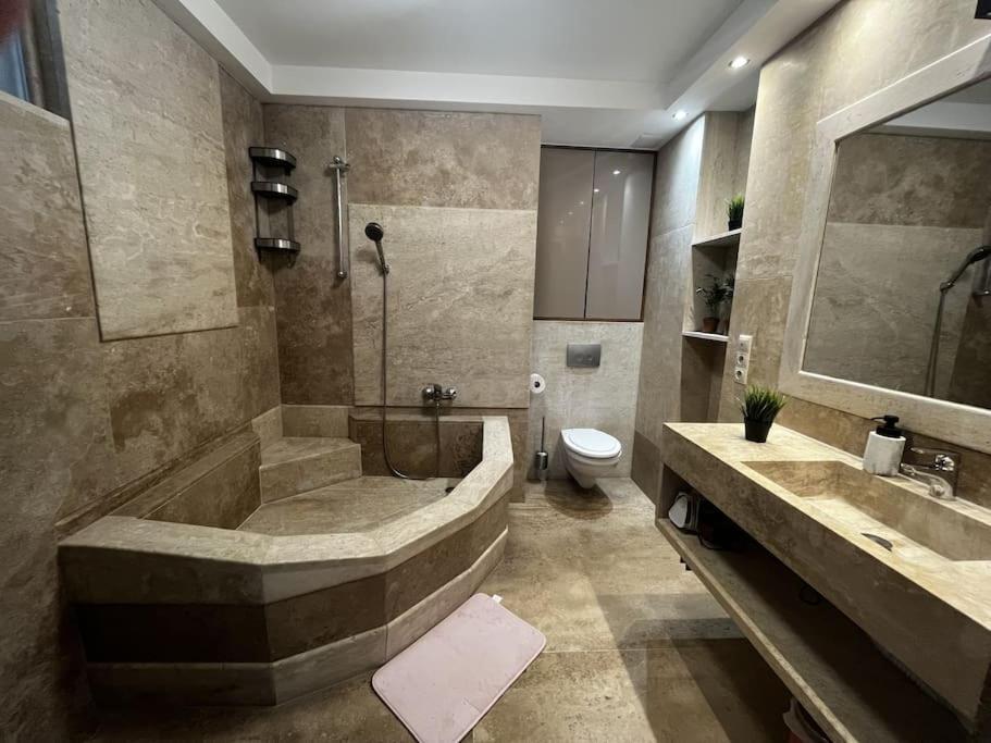 Sunny/stylish Rooftop Home/private Balcony Shared Jacuzzi Budapest