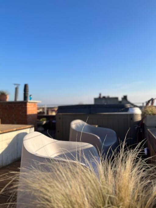 Sunny/stylish Rooftop Home/private Balcony Shared Jacuzzi Apartment