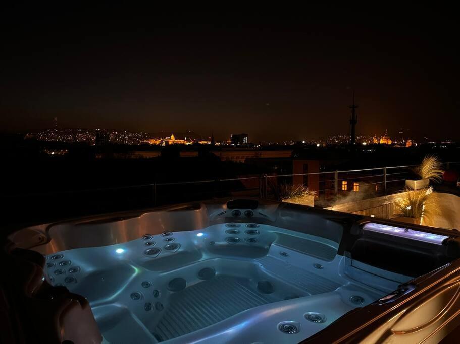 Sunny/stylish Rooftop Home/private Balcony Shared Jacuzzi Apartment Budapest