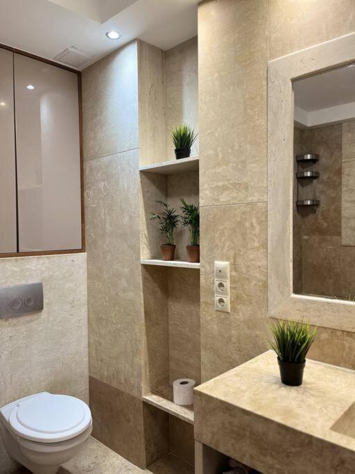 Sunny/stylish Rooftop Home/private Balcony Shared Jacuzzi Budapest