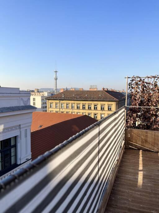 Sunny/stylish Rooftop Home/private Balcony Shared Jacuzzi Apartment