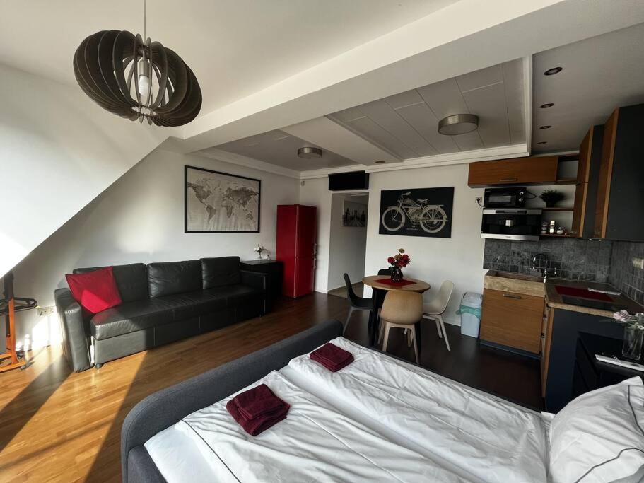 Sunny/stylish Rooftop Home/private Balcony Shared Jacuzzi Apartment *