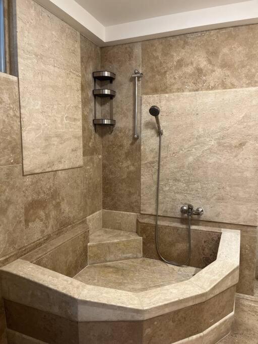 Apartment Sunny/stylish Rooftop Home/private Balcony Shared Jacuzzi Budapest