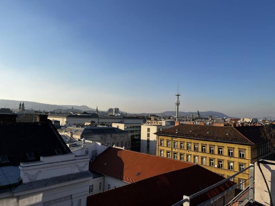 Sunny/stylish Rooftop Home/private Balcony Shared Jacuzzi Apartment
