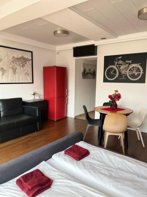 Sunny/stylish Rooftop Home/private Balcony Shared Jacuzzi Apartment *